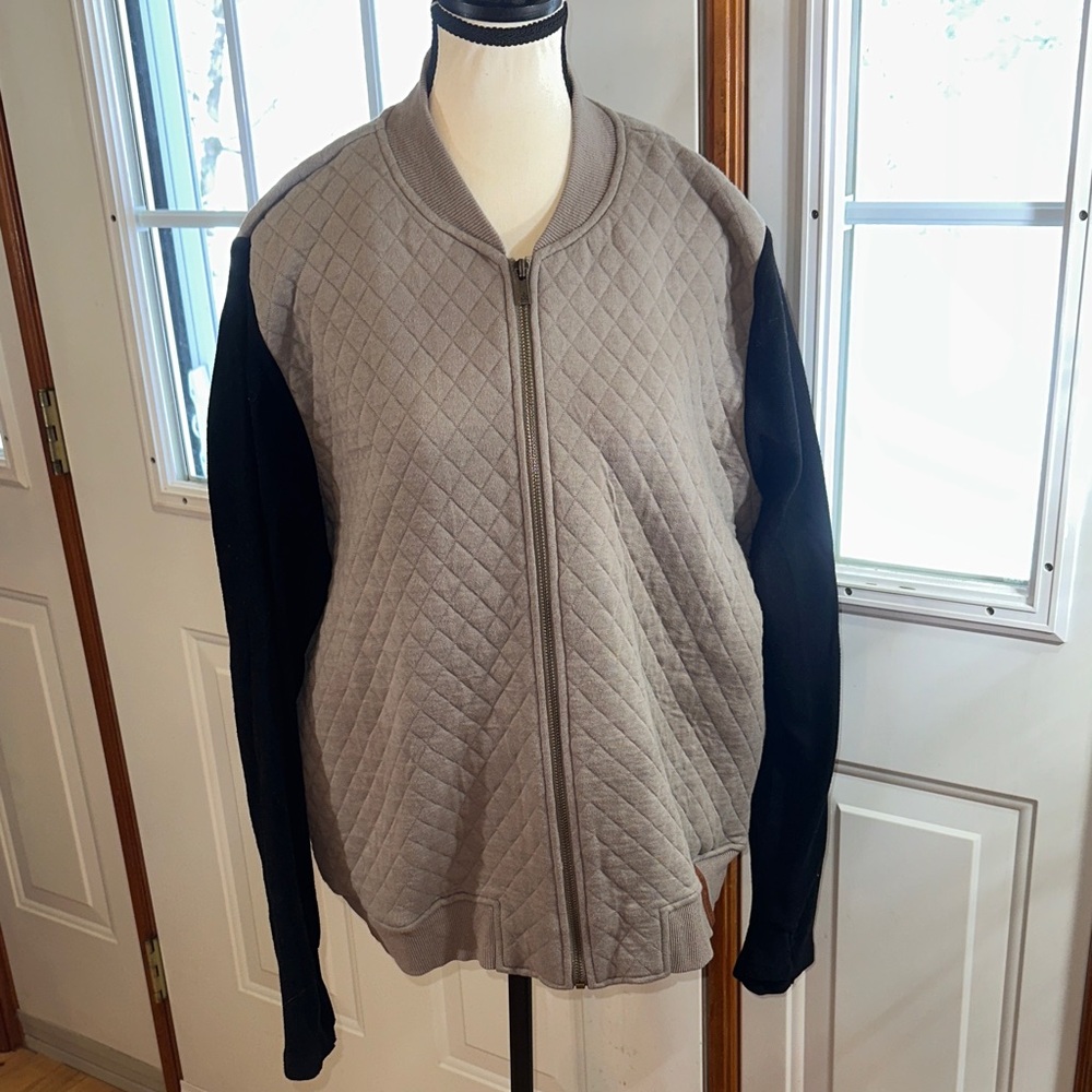AMPERSAND AVE Quilted Gray and Black Shacket
